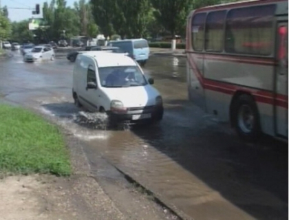 Lac si pe strada Albisoara. O conducta sparta a spalat asfaltul incins Lac si pe strada Albisoara. O conducta sparta a spalat asfaltul incins
