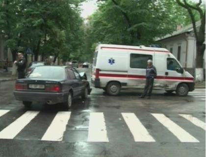 O ambulanta care transporta un pacient a fost lovita in plin de o masina! Martori: Nu avea girofarul pornit!