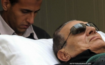 Oficialii inchisorii unde se afla Mubarak spun ca e in stare grava. Respira cu ajutorul aparatelor Oficialii inchisorii unde se afla Mubarak spun ca e in stare grava. Respira cu ajutorul aparatelor
