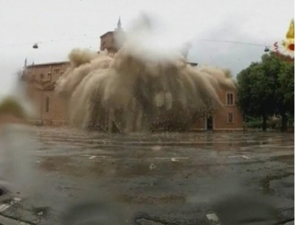Imagini impresionante in Italia! Cum a fost demolata o biserica veche, avariata de cutremure Imagini impresionante in Italia! Cum a fost demolata o biserica veche, avariata de cutremure