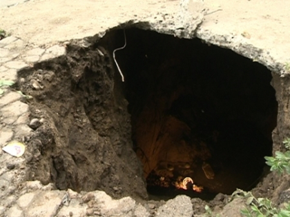 Un trotuar din Chisinau s-a transformat in PESTERA! Groapa de 5 metri care a bagat spaima in trecatori