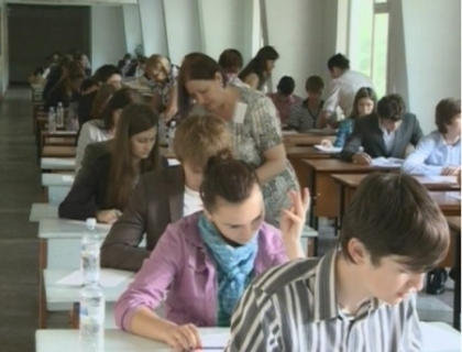 Nu s-au despartit de telefoane nici la bacalaureat! Cum au sustinut elevii examenul la limba romana Nu s-au despartit de telefoane nici la bacalaureat! Cum au sustinut elevii examenul la limba romana