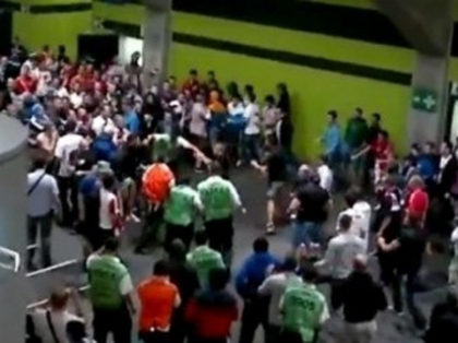 Huliganii rusi au facut ravagii la Euro! Imagini socante din Wroclaw: Stuarzi desfigurati. VIDEO