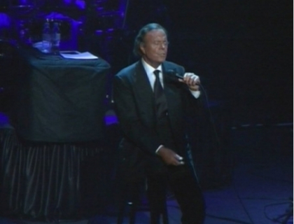 Julio Iglesias si-a lasat fanii cu florile in maini! Cum a ingenunchiat Filat in fata artistului