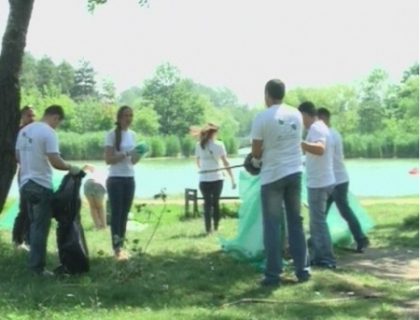 " Bea, rasuceste si arunca la cos"! Peste 300 de oameni au iesit la facut curatenie in parcul "La Izvor" " Bea, rasuceste si arunca la cos"! Peste 300 de oameni au iesit la facut curatenie in parcul "La Izvor"