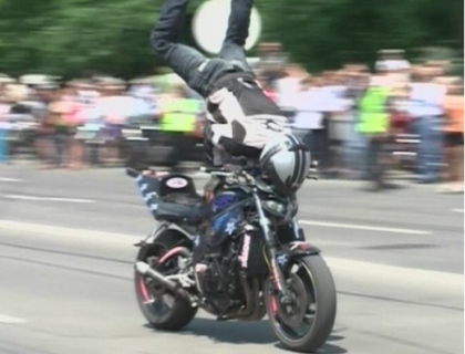 Bikerii fac spectacol la Chisinau! Adrenalina, trucuri, viteza si pneuri arse in centrul Capitalei Bikerii fac spectacol la Chisinau! Adrenalina, trucuri, viteza si pneuri arse in centrul Capitalei