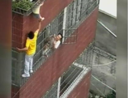 Un baietel din China a ramas cu capul blocat intre balustrade dupa ce a cazut de la balcon Un baietel din China a ramas cu capul blocat intre balustrade dupa ce a cazut de la balcon