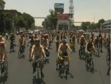 Incalzirea globala ii dezbraca pe mexicani. Protest inedit la Mexico City: au urcat goi pe biciclete! Incalzirea globala ii dezbraca pe mexicani. Protest inedit la Mexico City: au urcat goi pe biciclete!