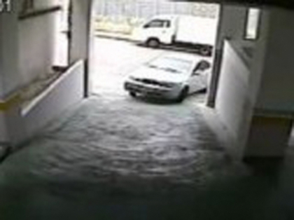 Video: Saraca de ea! A reusit sa faca 3 accidente diferite in 3m. Nu s-a lasat pana nu a rupt si usa Video: Saraca de ea! A reusit sa faca 3 accidente diferite in 3m. Nu s-a lasat pana nu a rupt si usa