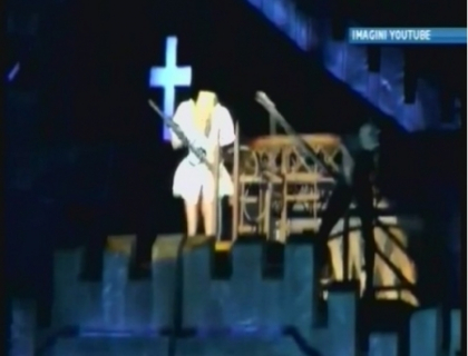Lady Gaga, lovita cu un STALP in cap, in timpul unui concert sustinut in Noua Zeelanda Lady Gaga, lovita cu un STALP in cap, in timpul unui concert sustinut in Noua Zeelanda