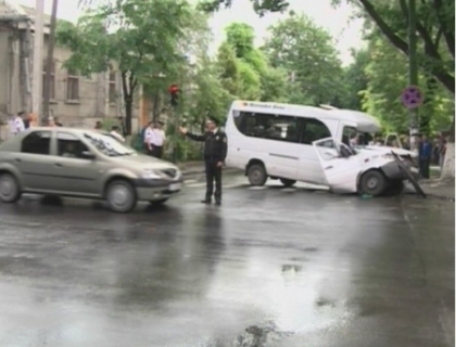 Soferul microbuzului de ruta 110, care a provocat un grav accident in Chisinau, a murit la spital! Soferul microbuzului de ruta 110, care a provocat un grav accident in Chisinau, a murit la spital!