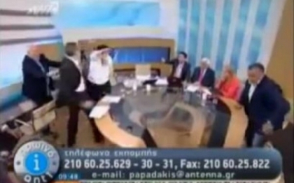 Politicianul grec neonazist, care a batut o femeie intr-o emisiune TV, isi da in judecata victima Politicianul grec neonazist, care a batut o femeie intr-o emisiune TV, isi da in judecata victima