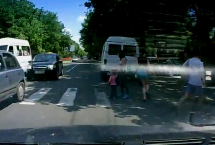 O femeie si un copil, cat pe ce sa fie loviti pe zebra! Cum se traverseaza in Chisinau. VIDEO O femeie si un copil, cat pe ce sa fie loviti pe zebra! Cum se traverseaza in Chisinau. VIDEO