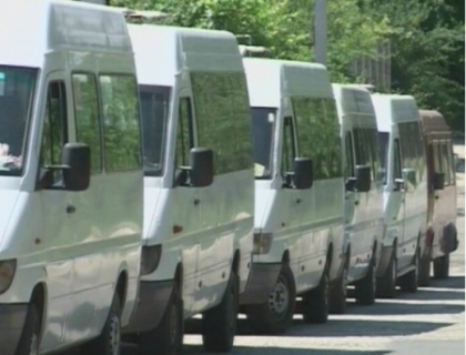 Soferii microbuzelor de pe ruta 103, la protest: Pierdem cel putin 200 de lei pe zi Soferii microbuzelor de pe ruta 103, la protest: Pierdem cel putin 200 de lei pe zi