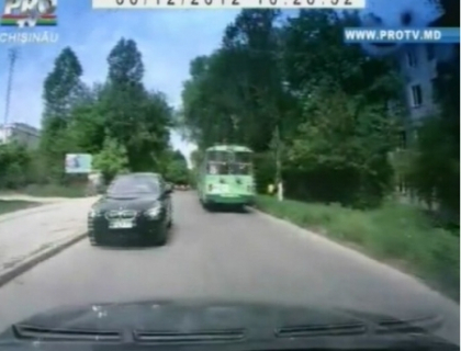 Soferul BMW-ului care conducea pe contrasens a fost identificat! Cum si-a argumentat "isprava" Soferul BMW-ului care conducea pe contrasens a fost identificat! Cum si-a argumentat "isprava"