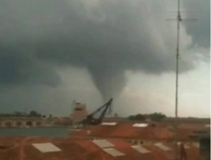 Vartejuri similare cu tornadele deasupra Venetiei! Locuitorii au ramas masca Vartejuri similare cu tornadele deasupra Venetiei! Locuitorii au ramas masca