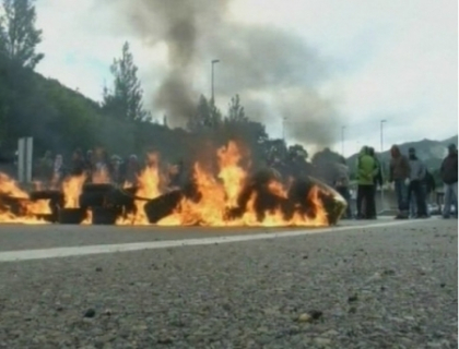 Politisti bombardati cu cocktailuri Molotov! Minerii spanioli protesteaza violent in strada