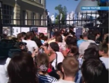 Sute de rusi s-a calcat in picioare, la propriu, la planetariul din Moscova! 7 oameni raniti Sute de rusi s-a calcat in picioare, la propriu, la planetariul din Moscova! 7 oameni raniti
