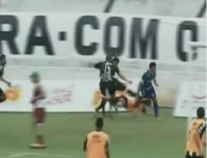 Lovituri de kung fu si pumni in cap! Poate cea mai tare bataie vazuta in ultimii ani pe terenul de fotbal Lovituri de kung fu si pumni in cap! Poate cea mai tare bataie vazuta in ultimii ani pe terenul de fotbal