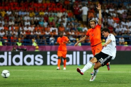 EURO 2012: Nemtii sunt primii care merg in sferturi! Germania a invins Olanda, scor 2 la 1 EURO 2012: Nemtii sunt primii care merg in sferturi! Germania a invins Olanda, scor 2 la 1