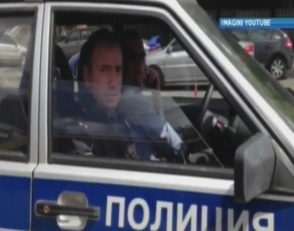 Video: Gestul pe care ti l-ai dorit mereu sa-l faci. A certat doi politisti care incalcau legea Video: Gestul pe care ti l-ai dorit mereu sa-l faci. A certat doi politisti care incalcau legea
