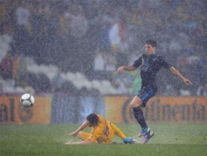 EURO 2012: Ucraina a pierdut duelul cu Franta! Meciul, intrerupt pentru o ora din cauza unei furtuni