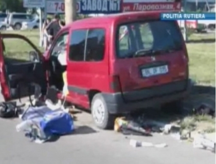 Grav accident la Balti! Un mort si doi raniti dupa ce un Peugeot a intrat intr-un stalp! VIDEO Grav accident la Balti! Un mort si doi raniti dupa ce un Peugeot a intrat intr-un stalp! VIDEO