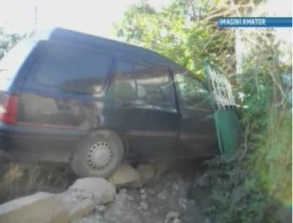 A intrat cu viteza in peretele casei! O familie din Falesti, alarmata: "E a sasea masina care ne strica gardul!" A intrat cu viteza in peretele casei! O familie din Falesti, alarmata: "E a sasea masina care ne strica gardul!"