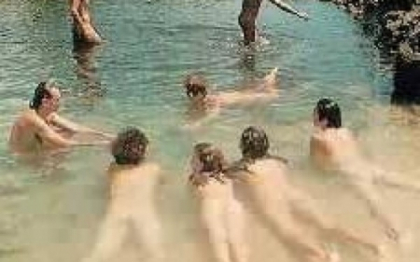Daramarea unui gard din zona pentru nudisti a creat haos pe o plaja din Statele Unite