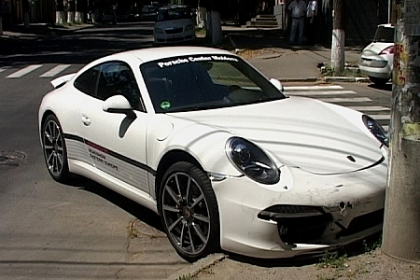 Asa ghinion mai rar! A luat un Porsche 911 pentru test drive si a nimerit cu el in accident! Asa ghinion mai rar! A luat un Porsche 911 pentru test drive si a nimerit cu el in accident!