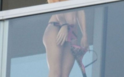 Nu s-a dezbracat NICIODATA pana acum. Paparazzi au reusit sa o prinda goala pe balcon. FOTO Nu s-a dezbracat NICIODATA pana acum. Paparazzi au reusit sa o prinda goala pe balcon. FOTO
