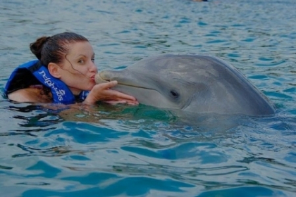 Natalia Barbu si-a invins "frica de scufundare" si a inotat alaturi de delfini! FOTO