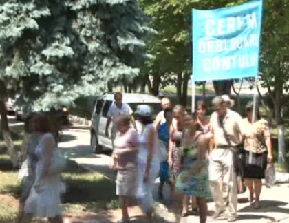 Isi cer salariile restante si deblocarea conturilor Primariei! Zeci de profesori din Causeni, la protest!