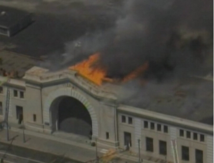 O cladire veche de aproape 100 de ani a luat foc in San Francisco! Peste 100 de pompieri mobilizati