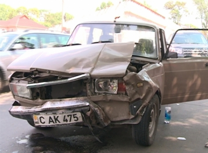 Un Land Rover a izbit in plin o Lada care circula regulamentar! Soferul, la spital!