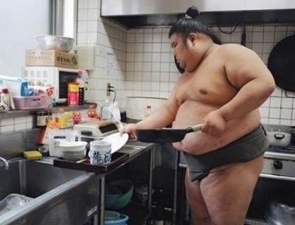 Imagini unice surprinse din lumea luptatorilor de sumo. Cum arata cand nu sunt in ring Imagini unice surprinse din lumea luptatorilor de sumo. Cum arata cand nu sunt in ring
