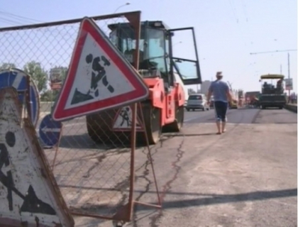 In bocanci pe smoala incinsa, sub soarele arzator! Conditiile insuportabile in care lucreaza drumarii In bocanci pe smoala incinsa, sub soarele arzator! Conditiile insuportabile in care lucreaza drumarii