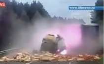 Un TIR face prapad pe o sosea din Rusia! Doua masini, un camion si un microbuz - spulberate! Un TIR face prapad pe o sosea din Rusia! Doua masini, un camion si un microbuz - spulberate!