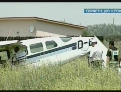 Un avion de mici dimensiuni a aterizat fortat in Romania. Oamenii aflati la bord au supravietuit ca prin minune Un avion de mici dimensiuni a aterizat fortat in Romania. Oamenii aflati la bord au supravietuit ca prin minune