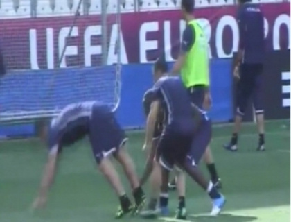 Italienii, relaxati inainte de meciul cu Anglia. Balotelli, pus pe glume. Vezi cum face haz pe seama colegilor 