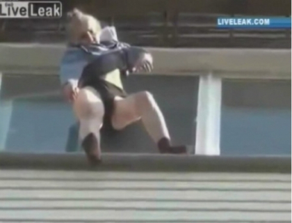 Rochia a salvat-o! O batrana din Ucraina a scapat ca prin minune dupa ce a cazut in gol