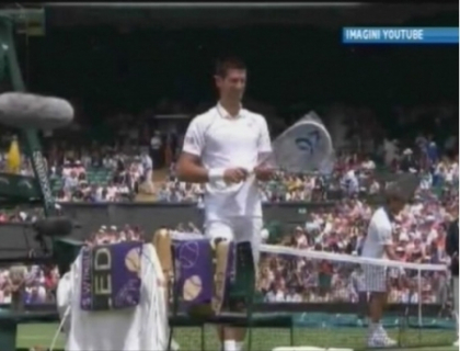 Djokovic, cu crosa de golf pe teren! Cum a amuzat liderul mondial publicul de la Wimbledon