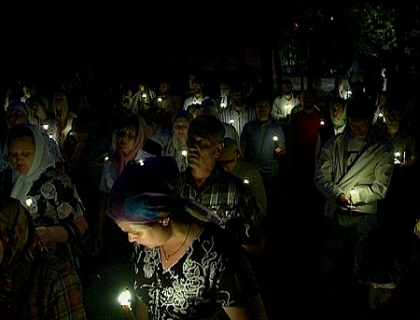 Noapte luminoasa in centrul capitalei. Credinciosii au innoptat in fata Parlamentului. VIDEO Noapte luminoasa in centrul capitalei. Credinciosii au innoptat in fata Parlamentului. VIDEO