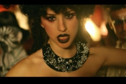 Invata la Oxford si este numita Lady Gaga de Moldova! Vezi noul clip excentric al Larei Fox - VIDEO