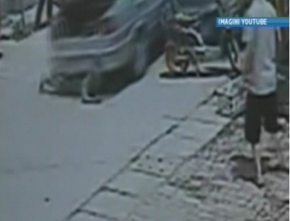 Politist strivit de o masina in timp ce urmarea niste suspecti! Un caz a oripilat China Politist strivit de o masina in timp ce urmarea niste suspecti! Un caz a oripilat China