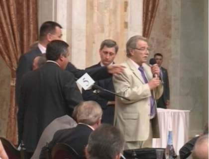 Show de zile mari in Parlament! Comunistii au blocat accesul la microfoane! Ce solutie au gasit liberalii Show de zile mari in Parlament! Comunistii au blocat accesul la microfoane! Ce solutie au gasit liberalii