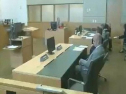 VIDEO SOCANT. Un milionar s-a sinucis chiar in sala de judecata, dupa ce a fost condamnat VIDEO SOCANT. Un milionar s-a sinucis chiar in sala de judecata, dupa ce a fost condamnat