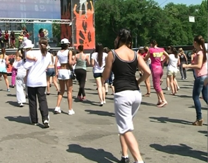 Lectii de zumba chiar in centrul Chisinaului! Zeci de femei au dansat pe ritmuri latino -VIDEO Lectii de zumba chiar in centrul Chisinaului! Zeci de femei au dansat pe ritmuri latino -VIDEO