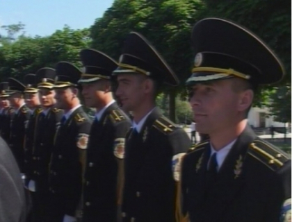 Absolventii Academiei Militare, emotionati la inmanarea diplomelor de licenta! Timofti, prezent la eveniment Absolventii Academiei Militare, emotionati la inmanarea diplomelor de licenta! Timofti, prezent la eveniment