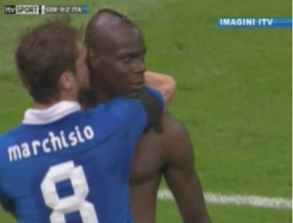 Mario Balotelli promite 4 goluri in finala EURO 2012! Cui ii va dedica reusitele si cum se simt spaniolii Mario Balotelli promite 4 goluri in finala EURO 2012! Cui ii va dedica reusitele si cum se simt spaniolii